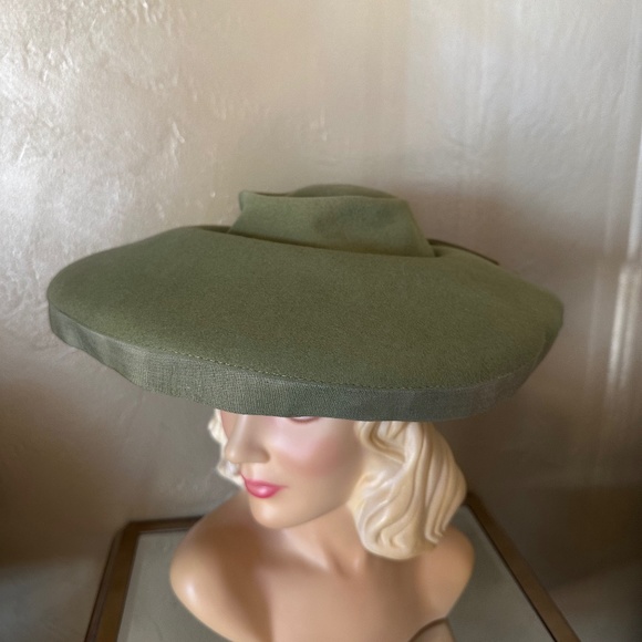 DELIGHTFUL 1940s\' SAGE GREEN FELT WIDE BRIM HAT WITH GROSGRAIN EDGING + BOW main image 12